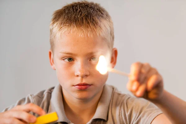 Boy playing with fire — Stock Photo, Image