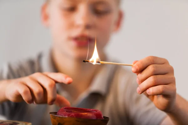 Menino brincando com fogo — Fotografia de Stock