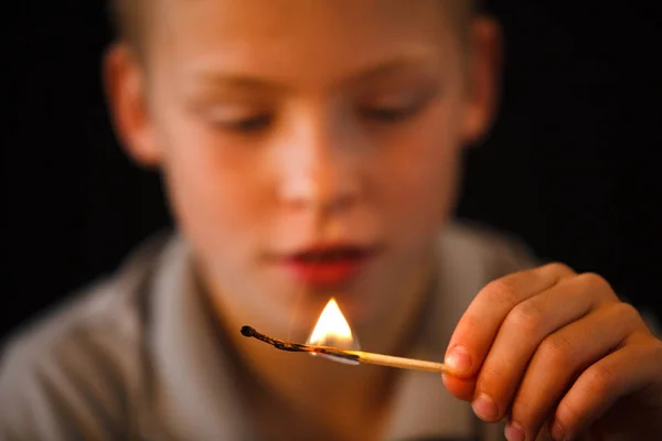 Chico jugando con fuego — Foto de Stock