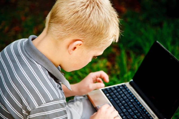 Chlapec s počítači mimo — Stock fotografie