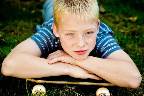 Хлопчик зі скейтбордом — стокове фото