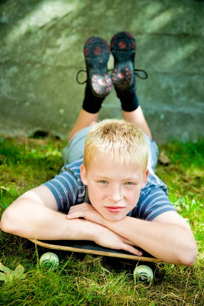 Jongen met zijn skateboard — Stockfoto