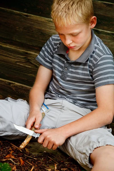 Jongen in een stok snijden — Stockfoto