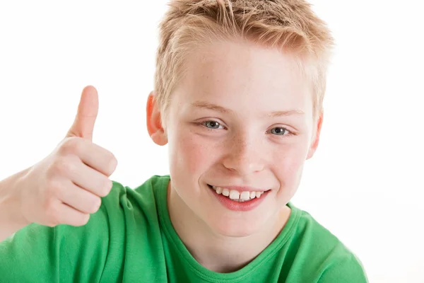 Junge zeigt Daumen nach oben als Symbol für Erfolg — Stockfoto