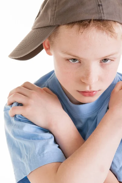 Difficile à regarder jeune garçon portant une casquette de balle — Photo