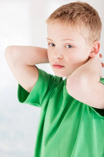 Jongen die zich uitstrekt in de ochtend — Stockfoto