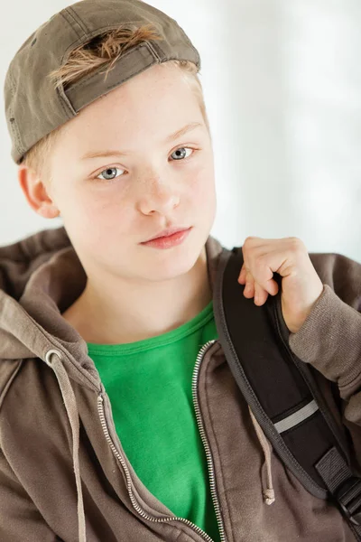 Хлопчик носить рюкзак на шляху до школи — стокове фото