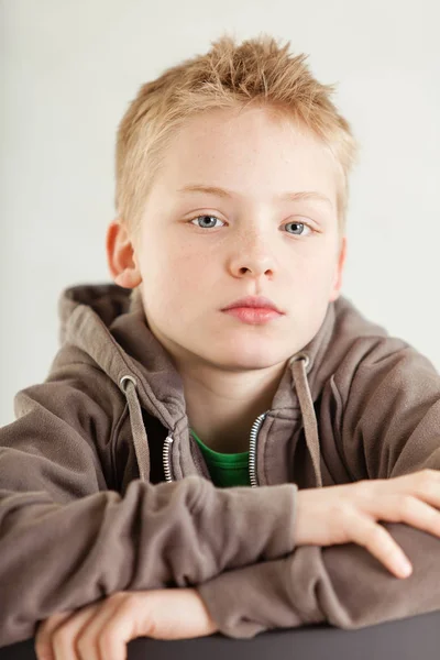 Портрет серйозного хлопчика — стокове фото