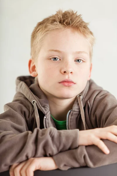 Portret van ernstige uitziende jongen — Stockfoto