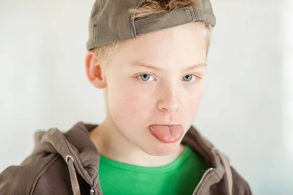 Stoute jongen zijn tong trekken — Stockfoto