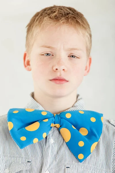 Menino com borboleta grande — Fotografia de Stock