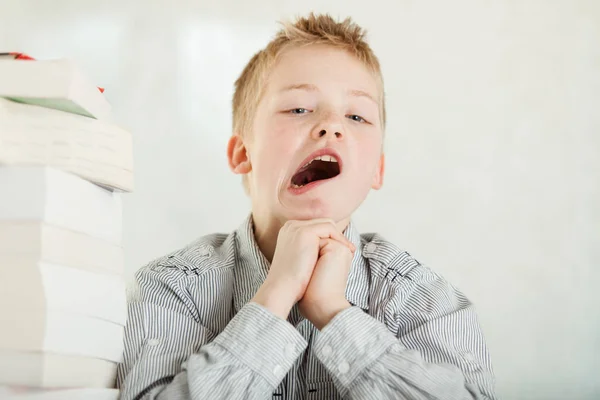 Cansado menino fazendo lição de casa — Fotografia de Stock