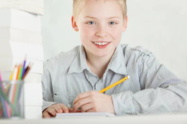 Garçon heureux faisant ses devoirs — Photo