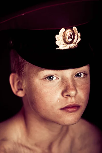 Мальчик в униформе — стоковое фото