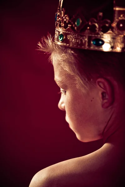 Chlapec s korunou — Stock fotografie