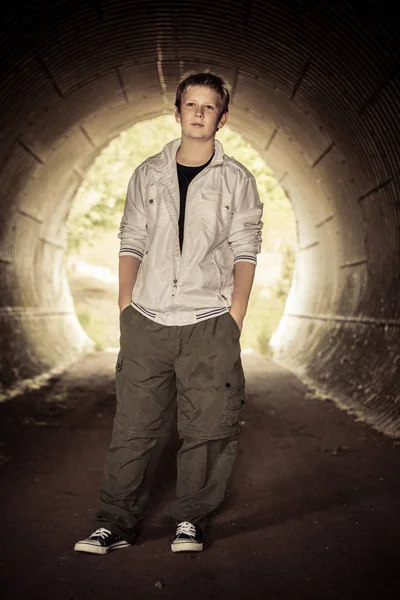 Portret van een jongen in een tunnel — Stockfoto