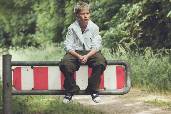 Junge wartet auf ein Verkehrsschild — Stockfoto