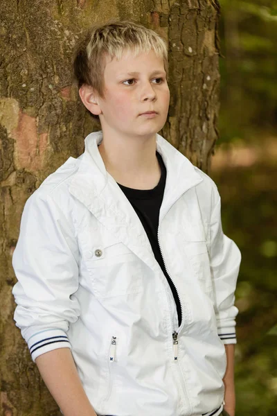 Porträt eines Jungen im Freien — Stockfoto