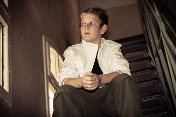 Portret van een jongen in oud gebouw — Stockfoto