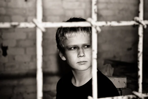 Portret van een jongen in een kooi — Stockfoto