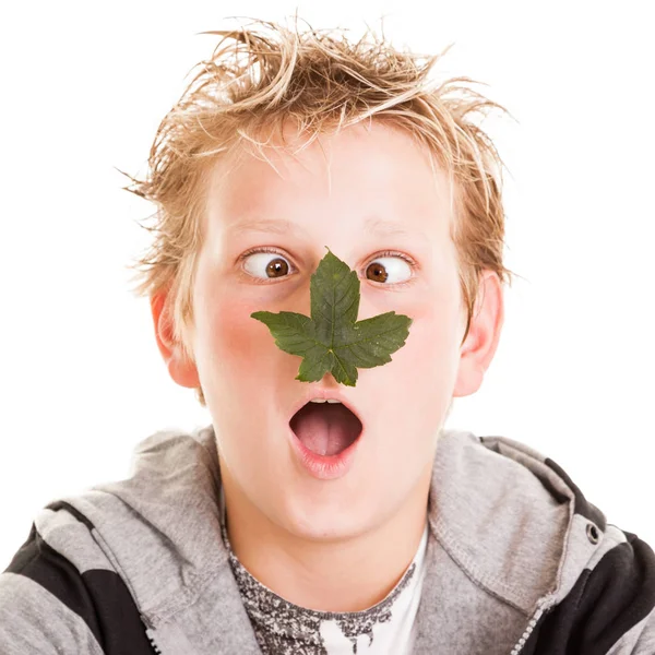 그의 코에 잎 소년 — 스톡 사진