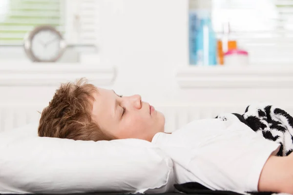침대에서 자고 있는 소년 — 스톡 사진