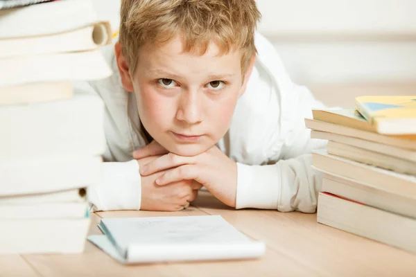 Teenage boy doing his homework — Stock Photo, Image