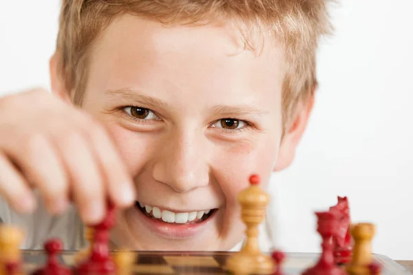 Chico jugando ajedrez — Foto de Stock