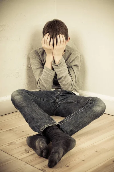 Retrato de um menino chorando — Fotografia de Stock