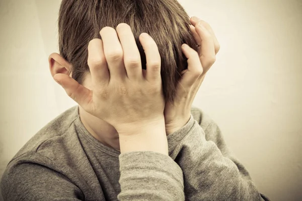 Nahaufnahme eines Jungen, der weint — Stockfoto