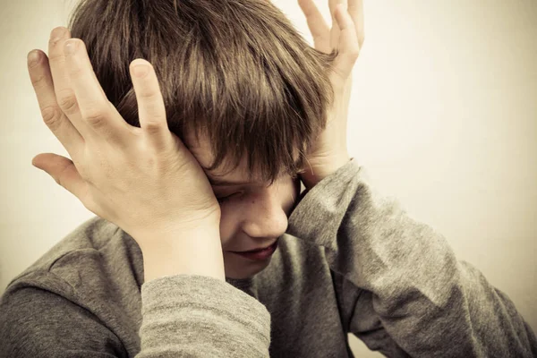 Close-up van een jongen huilen — Stockfoto