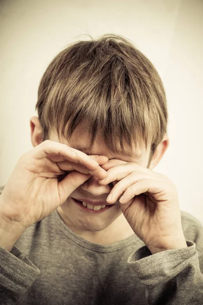 Nahaufnahme eines Jungen, der weint — Stockfoto