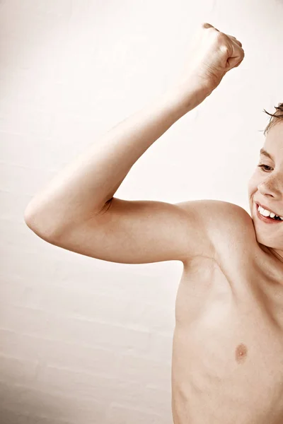 Boy flexing his muscles — Stock Photo, Image