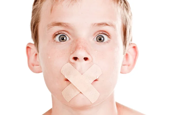 Niño con vendaje adhesivo en la boca — Foto de Stock