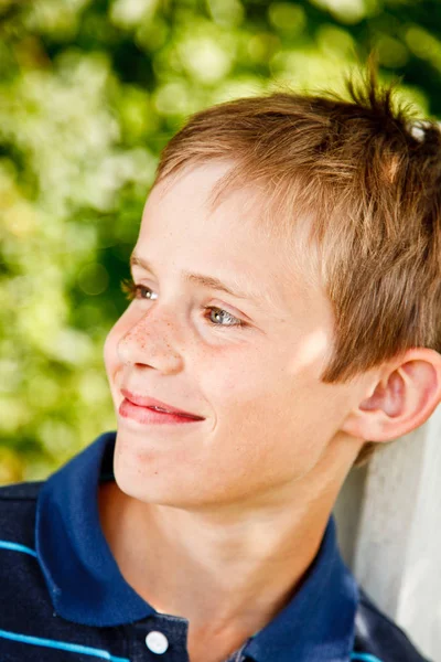 Хлопчик посміхається в саду — стокове фото