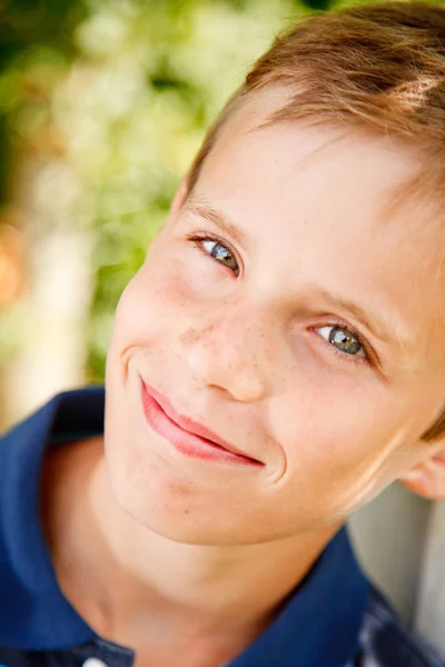 Retrato de menino sorridente — Fotografia de Stock