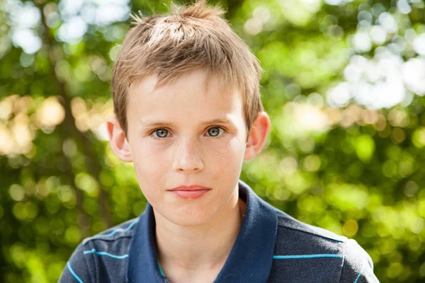 Portrait d'un jeune garçon assis dans le jardin — Photo