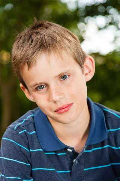 庭に座っている若い男の子の肖像画 — ストック写真