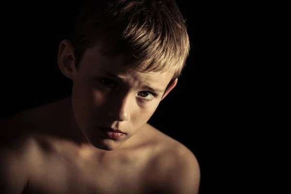 Portret van een serieus uitziende jongen — Stockfoto