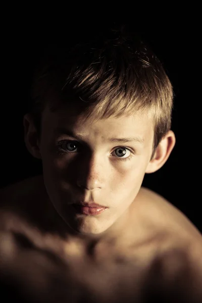 真剣な顔立ちの少年の肖像 — ストック写真