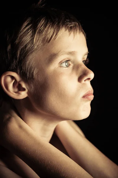 Portret van een serieus uitziende jongen — Stockfoto