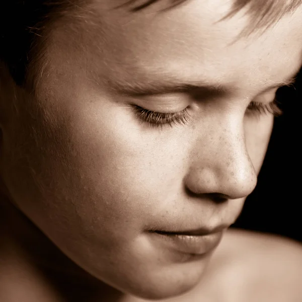 Portret van een serieus uitziende jongen — Stockfoto