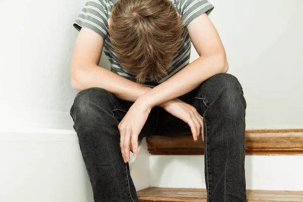 Niño llorando sentado en las escaleras — Foto de Stock