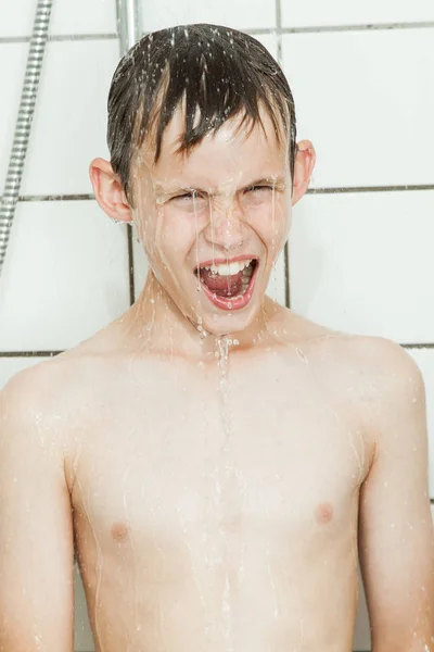 Boy singing or screaming in the shower — Stockfoto