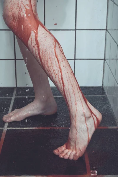 Las piernas y los pies del niño en la ducha con sangre corriendo hacia abajo —  Fotos de Stock