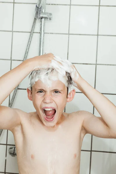 Chico gritando en la ducha mientras se lava el pelo — Foto de Stock