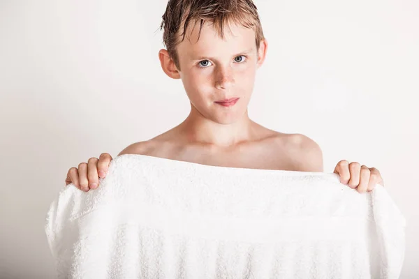 Boy hiding behind towel — Stock Photo, Image