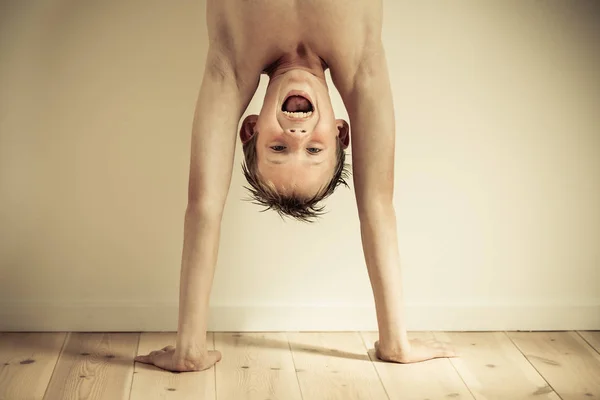 Jongen schreeuwen terwijl het maken van een handstand — Stockfoto