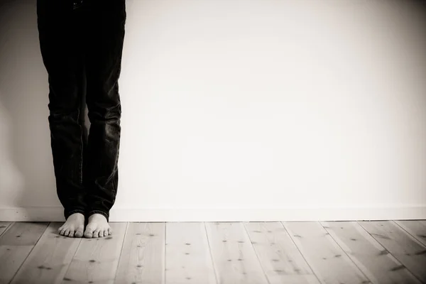 Descalço menino sozinho em seu quarto — Fotografia de Stock