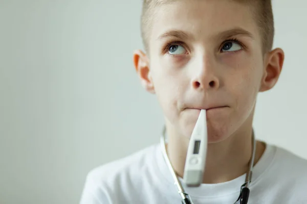Digitális hőmérő, szájban átgondolt fiú — Stock Fotó